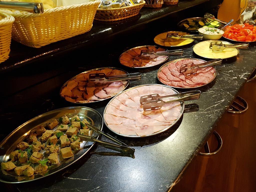 Hotel-marie-luisa-praha-strava-svedske-stoly3.jpg