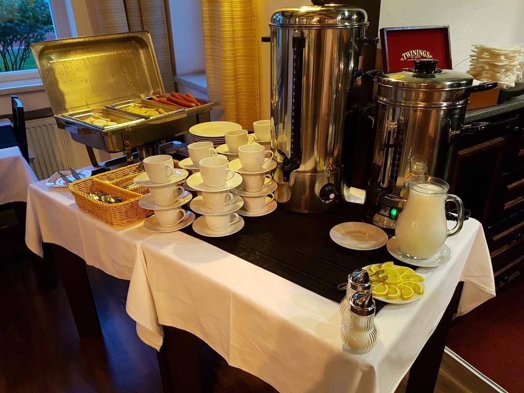 Hotel-marie-luisa-praha-strava-svedske-stoly4.jpg