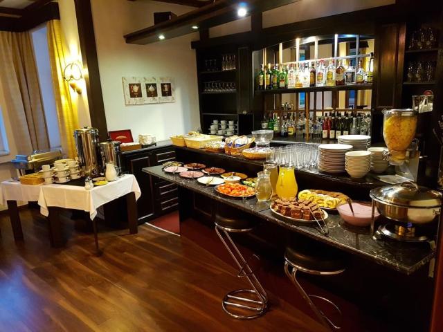 Hotel-marie-luisa-praha-strava-svedske-stoly2.jpg