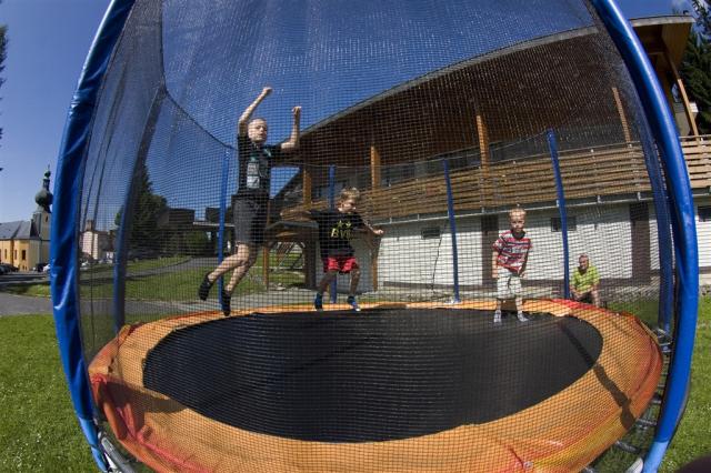 hotel-depandance-srni-sumava-trampolina-pro-deti-zabava.jpg.jpg