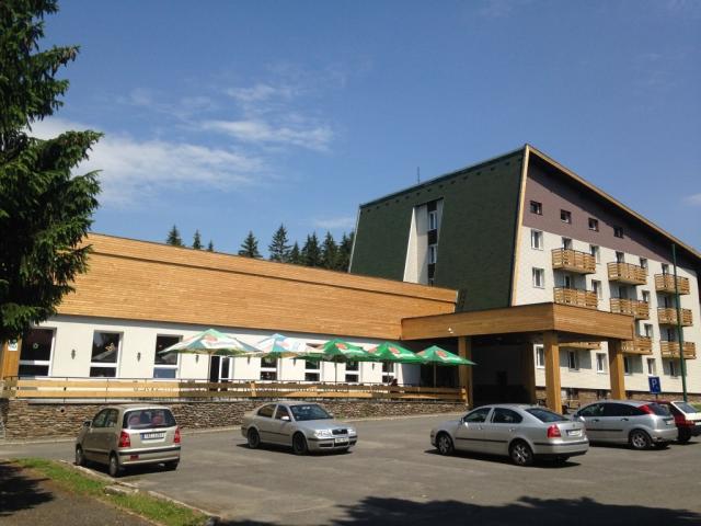 hotel-depandance-srni-sumava-celkovy-pohled-na-hotel-leto.jpg.j