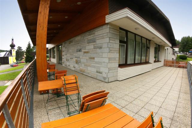 hotel-depandance-srni-sumava-terasa-posezení.jpg.jpg