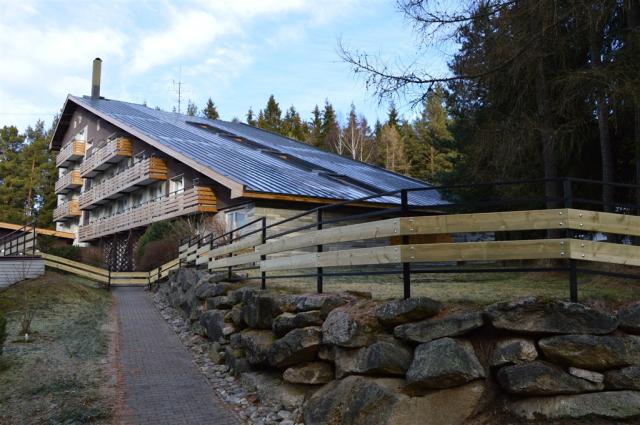 hotel-depandance-srni-sumava-celkovy-pohled-na-hotel-podzim.jpg