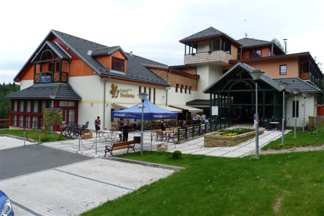 hotel-studanka-cesko-rychnov-nad-kneznou-celkovy-pohled-na-hote