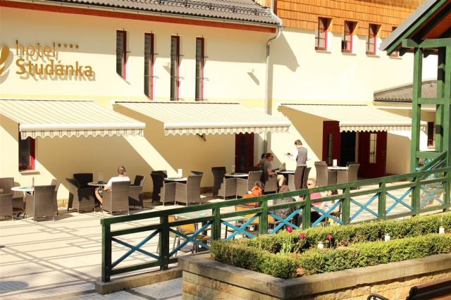hotel-studanka-cesko-rychnov-nad-kneznou-letni-terasa.jpg