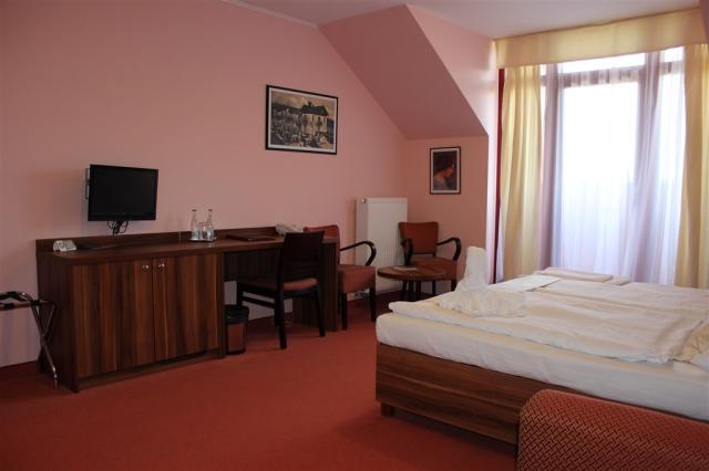 hotel-studanka-cesko-rychnov-nad-kneznou--pohled-na-dvouluzkovy