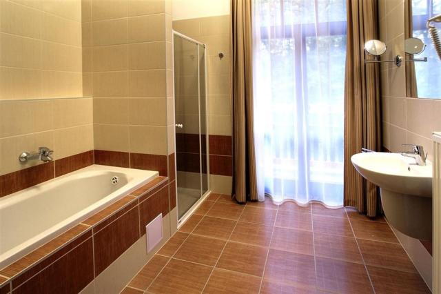 hotel-studanka-rychnov-nad-kneznou-koupelna-s-vanou.jpg