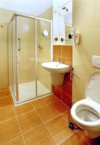 hotel-studanka-rychnov-nad-kneznou-koupelna-se-sprchovym-koutem