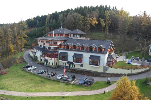 hotel-studanka-cesko-rychnov-nad-kneznou-celkovy-pohled-na-hote