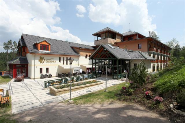 hotel-studanka-cesko-rychnov-nad-kneznou-pohled-na-letni-terasu
