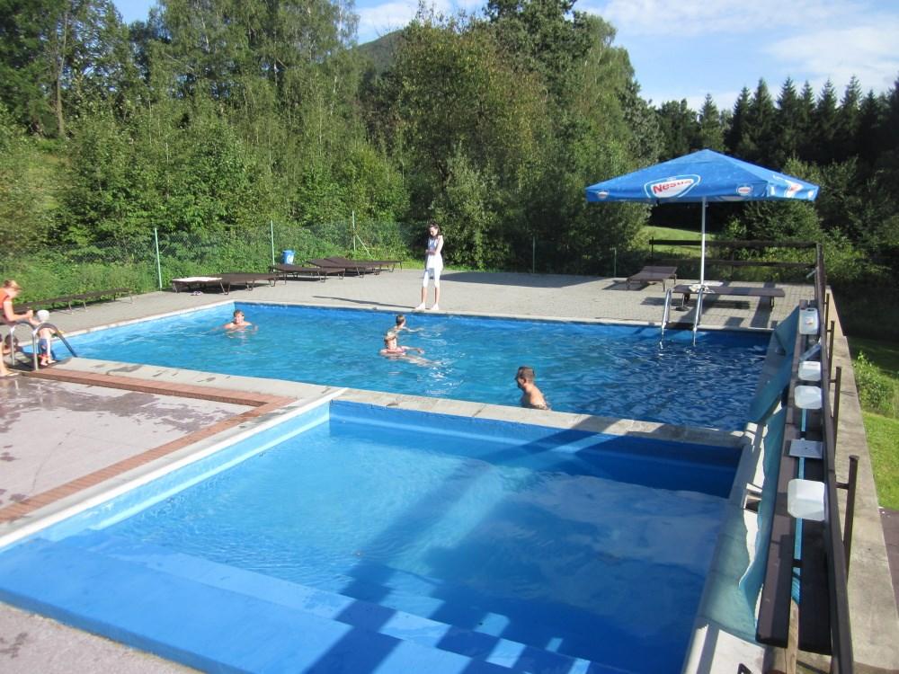 hotel-penzion-u-prehrady-moravka-venkovni-bazen.JPG