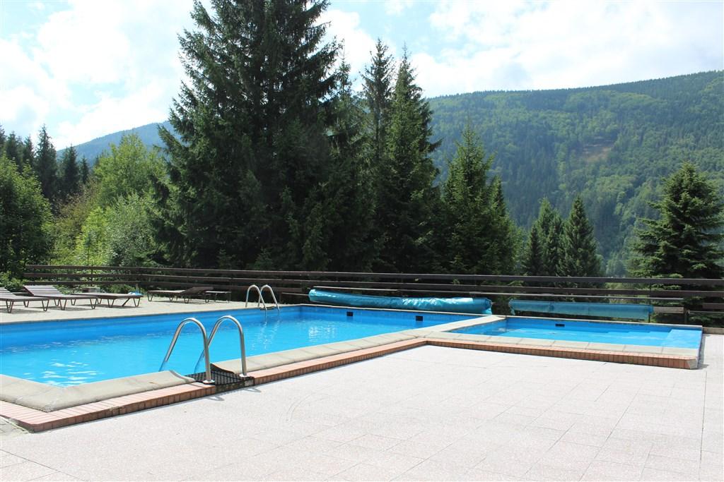 hotel-penzion-u-prehrady-moravka-venkovni-bazen-2.JPG