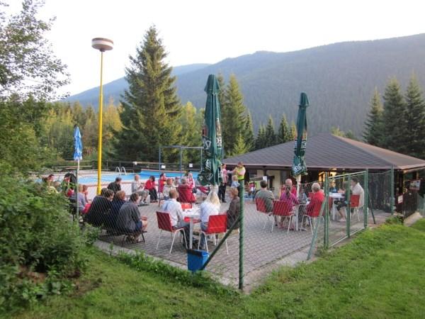 hotel-penzion-u-prehrady-moravka-venkovni-terasa.jpg