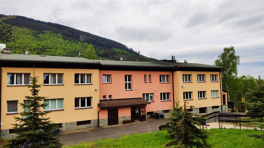 hotel-penzion-u-prehrady-moravka-pohled-na-penzion.jpg
