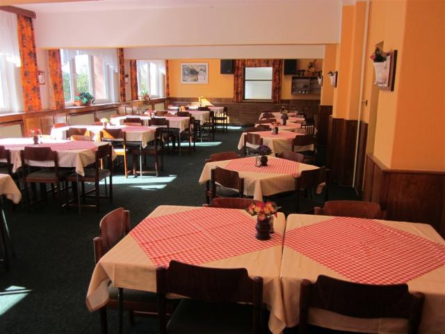hotel-penzion-u-prehrady-moravka-jidelna-2.jpg