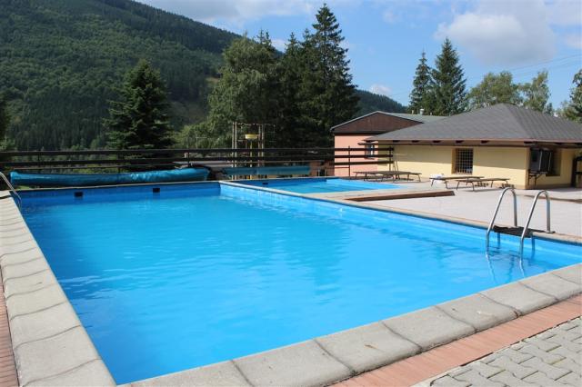hotel-penzion-u-prehrady-moravka-venkovni-bazen-3.JPG