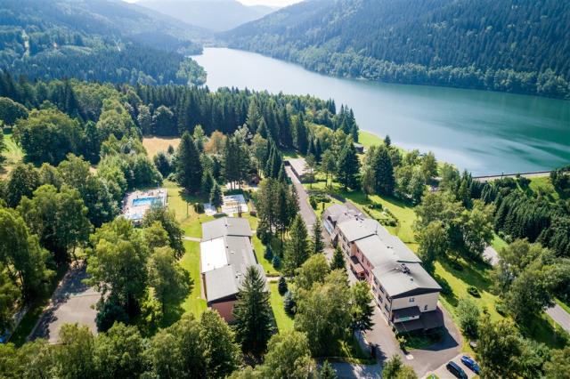 hotel-penzion-u-prehrady-moravka-letecky-pohled-na-penzion.jpg