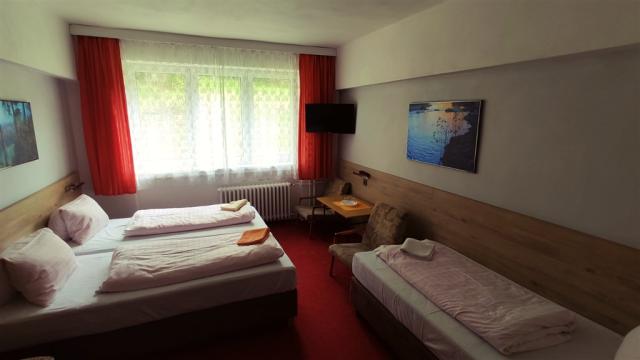 hotel-penzion-u-prehrady-moravka-triluzkovy-pokoj.jpg