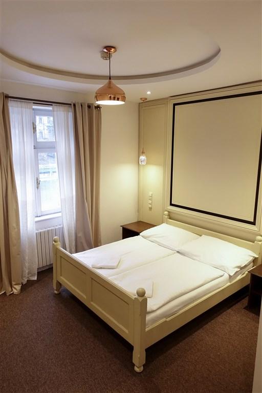 hotel-u-krize-cesko-praha-luzko.jpg