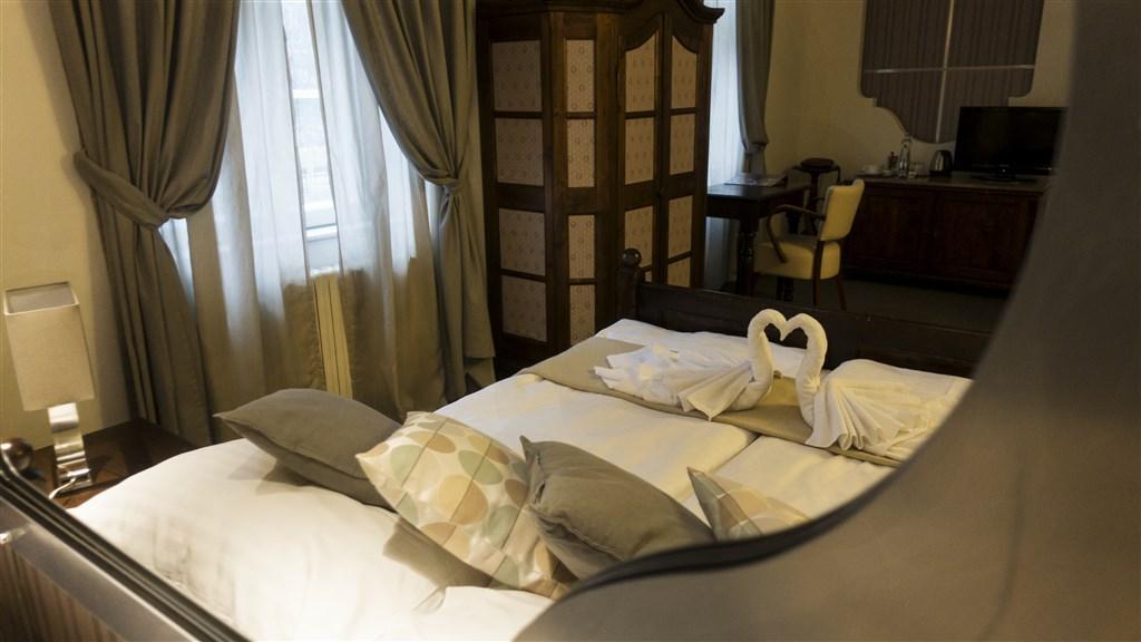 hotel-u-krize-cesko-praha-okno.jpg