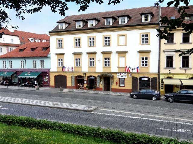 hotel-u-krize-cesko-praha-pohled-na-hotel.jpg