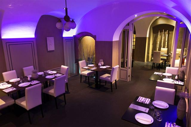 hotel-u-krize-cesko-praha-restaurace-v-noci.jpg