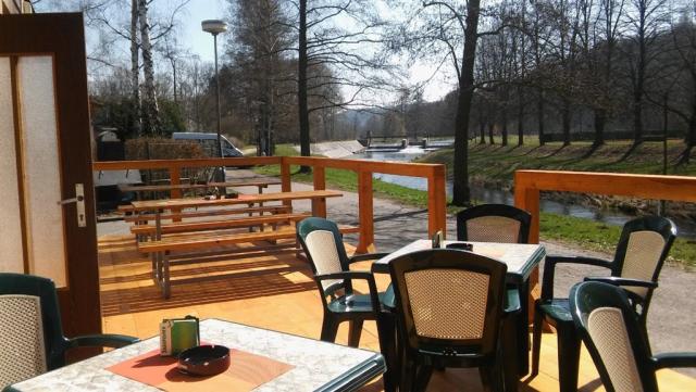 U-Splavu-Kostelec-nad-Orlici-venkovni-terasa2.jpg