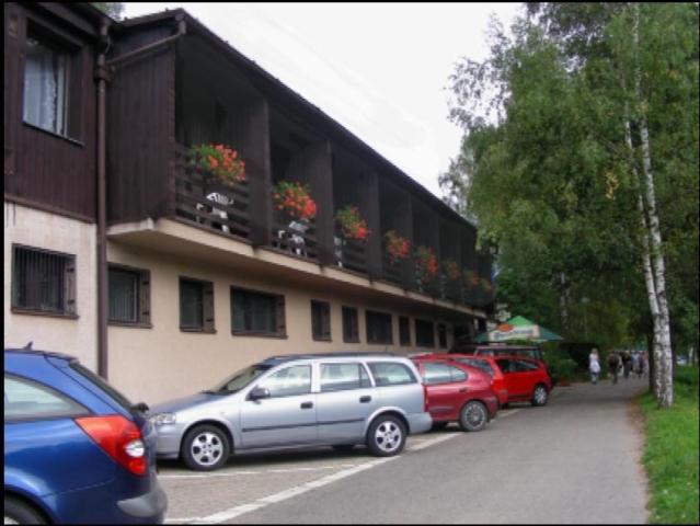 U-Splavu-Kostelec-nad-Orlici-parkoviste pod-balkony (2)2.jpg