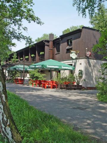 U-Splavu-Kostelec-nad-Orlici-pohled-na-hotel2.jpg