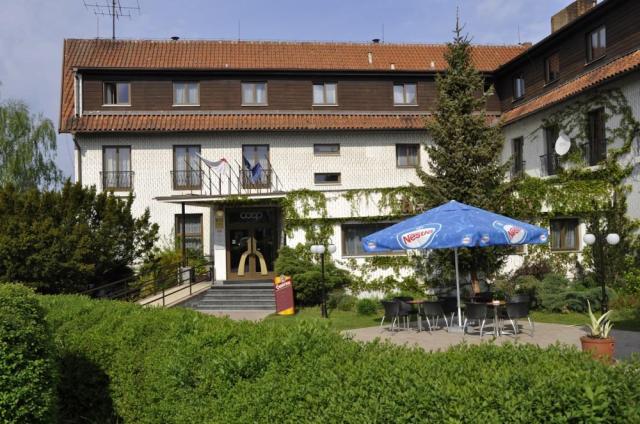 hotel-zvikov-zvikovske-podhradi-bocni-pohled-na-hotel.jpg