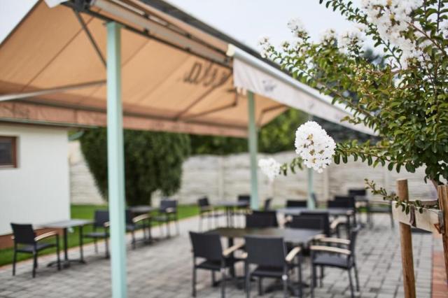 hotel-aquasol-resort-madarsko-mosonmagyarovar-venkovni-terasa.j