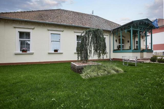 hotel-aquasol-resort-madarsko-mosonmagyarovar-pohled-na-hotel.j