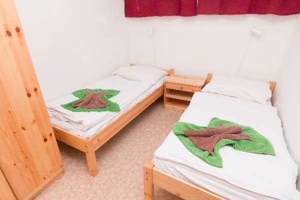 Ararnypart_camping_Siofok_Carmen_a_udulohaz_haloszoba.jpg