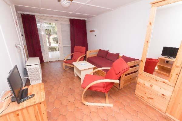 Ararnypart_camping_Siofok_Carmen_a_udulohaz_nappali_1.jpg