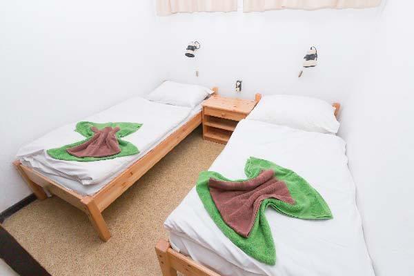 Ararnypart_camping_Siofok_Carmen_b_udulohaz_haloszoba_1.jpg