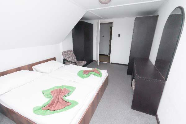 Ararnypart_camping_Siofok_Rosa_udulohaz_haloszoba_3.jpg