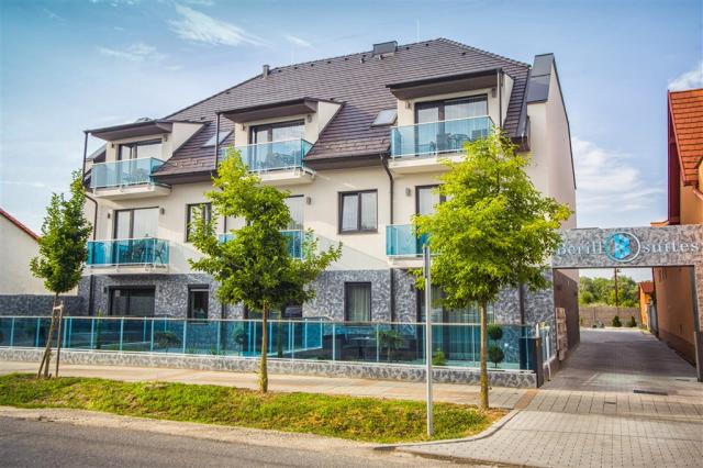 apartmnovy-dum-berill-madarsko-sarvar-pohled-na-apartmanovy-dum