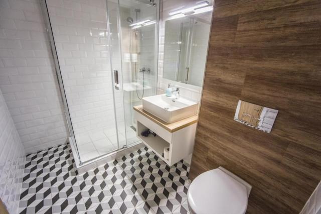 apartmnovy-dum-berill-madarsko-sarvar-apartman-koupelna (3).jpg