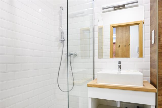apartmnovy-dum-berill-madarsko-sarvar-apartman-koupelna (4).jpg