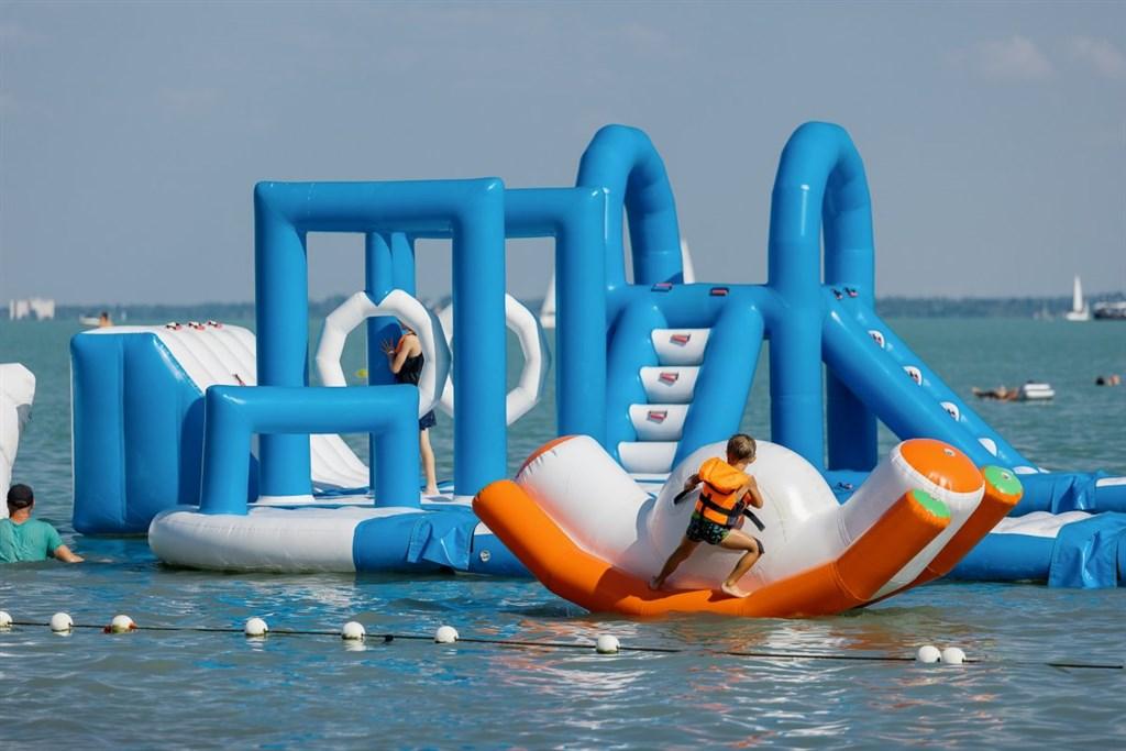 Kemp-Fured-Balatonfured-vodni-atracke.jpg