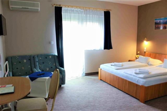 hotel-lidia-wellness-ha04-harkany-2lukovy-pokoj_2.jpg