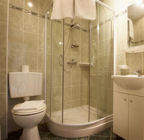 hotel-lidia-wellness-a-restaurace-madarsko-harkany-sprchovy-kou