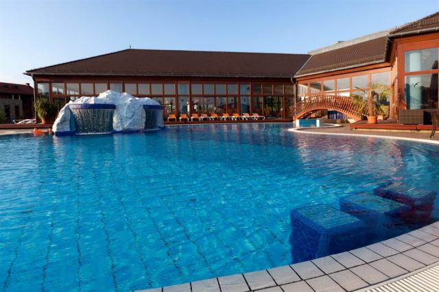Greenfield hotel golf a spa - atrakce venk bazen.jpeg