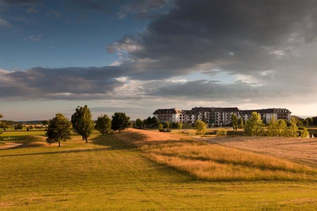 Greenfield hotel golf a spa - pohled na hotel a hriste.jpeg