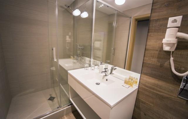 onyx-luxury-aparthotel-madarsko-sarvar-deluxe-dvouluzkovy-pokoj