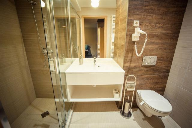 onyx-luxury-aparthotel-madarsko-sarvar-deluxe-dvouluzkovy-pokoj