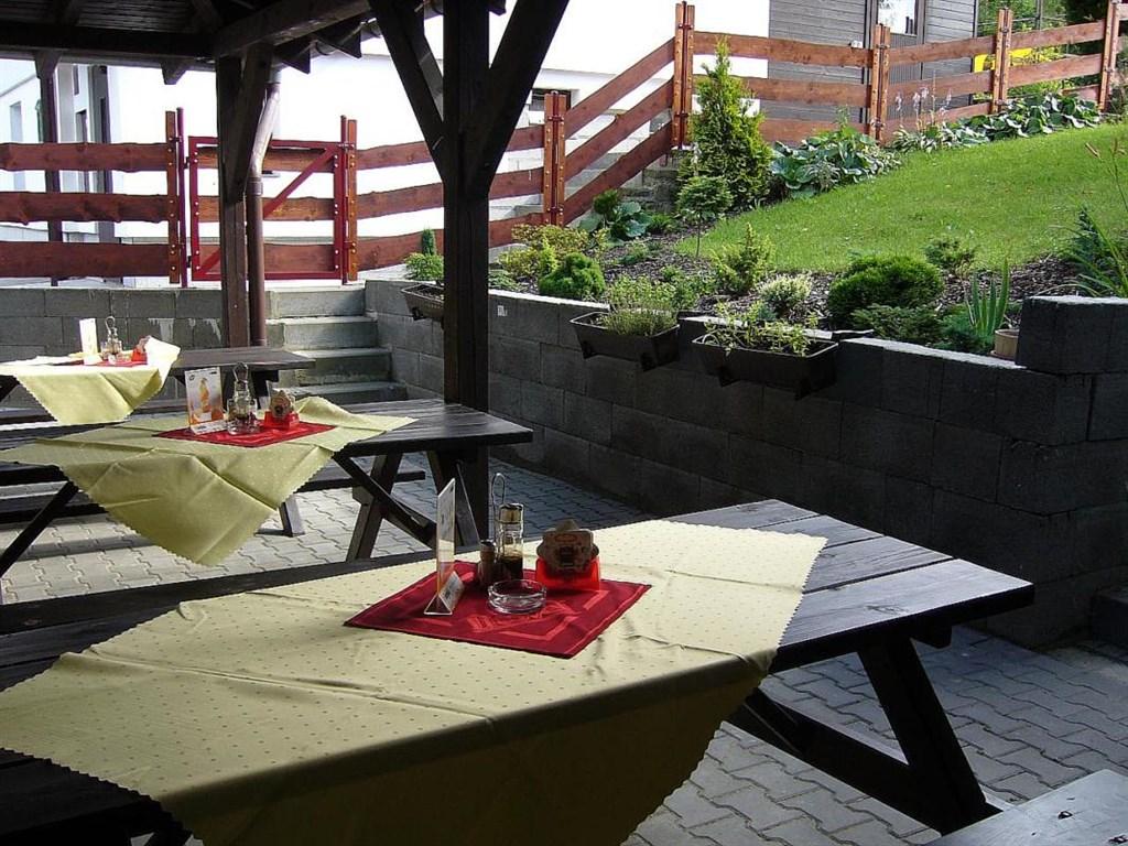 hotel-u-lip-trojanovice-venkovni-posezeni-foto.jpg