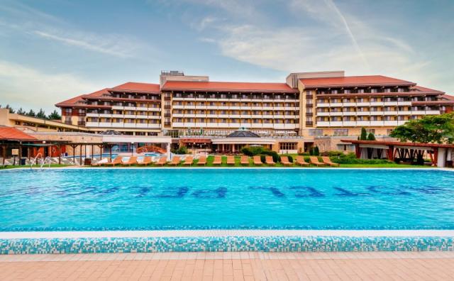 hotel-pelion-madarsko-tapolca-pohled-na-hotel-a-bazen.jpg
