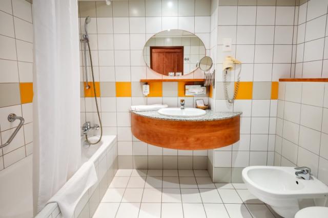 hotel-pelion-madarsko-tapolca-dvouluzkovy-pokoj-koupelna.jpg