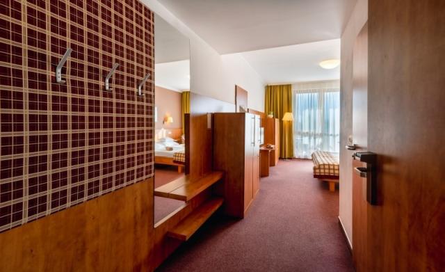 hotel-pelion-madarsko-tapolca-dvouluzkovy-pokoj-bezbarierovy (2